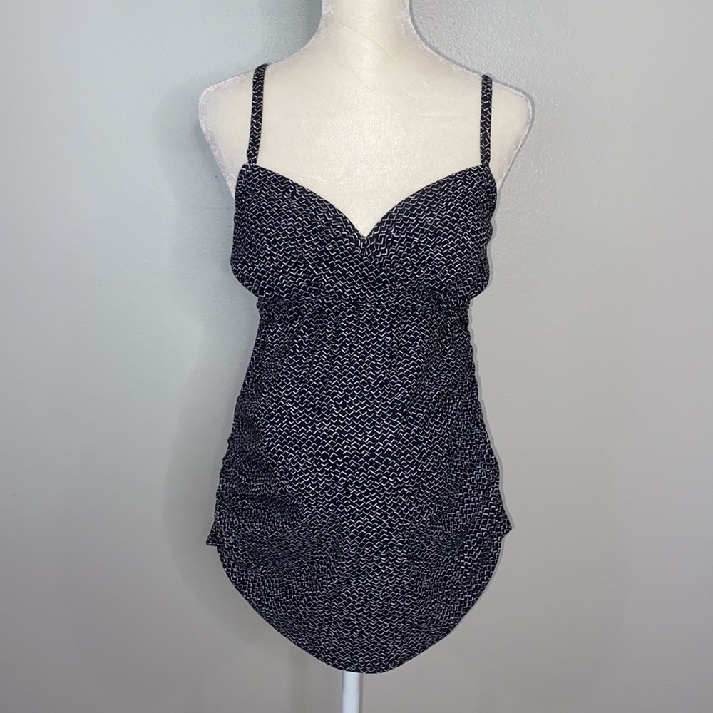 Isabel Maternity NWT black and white swim top size small